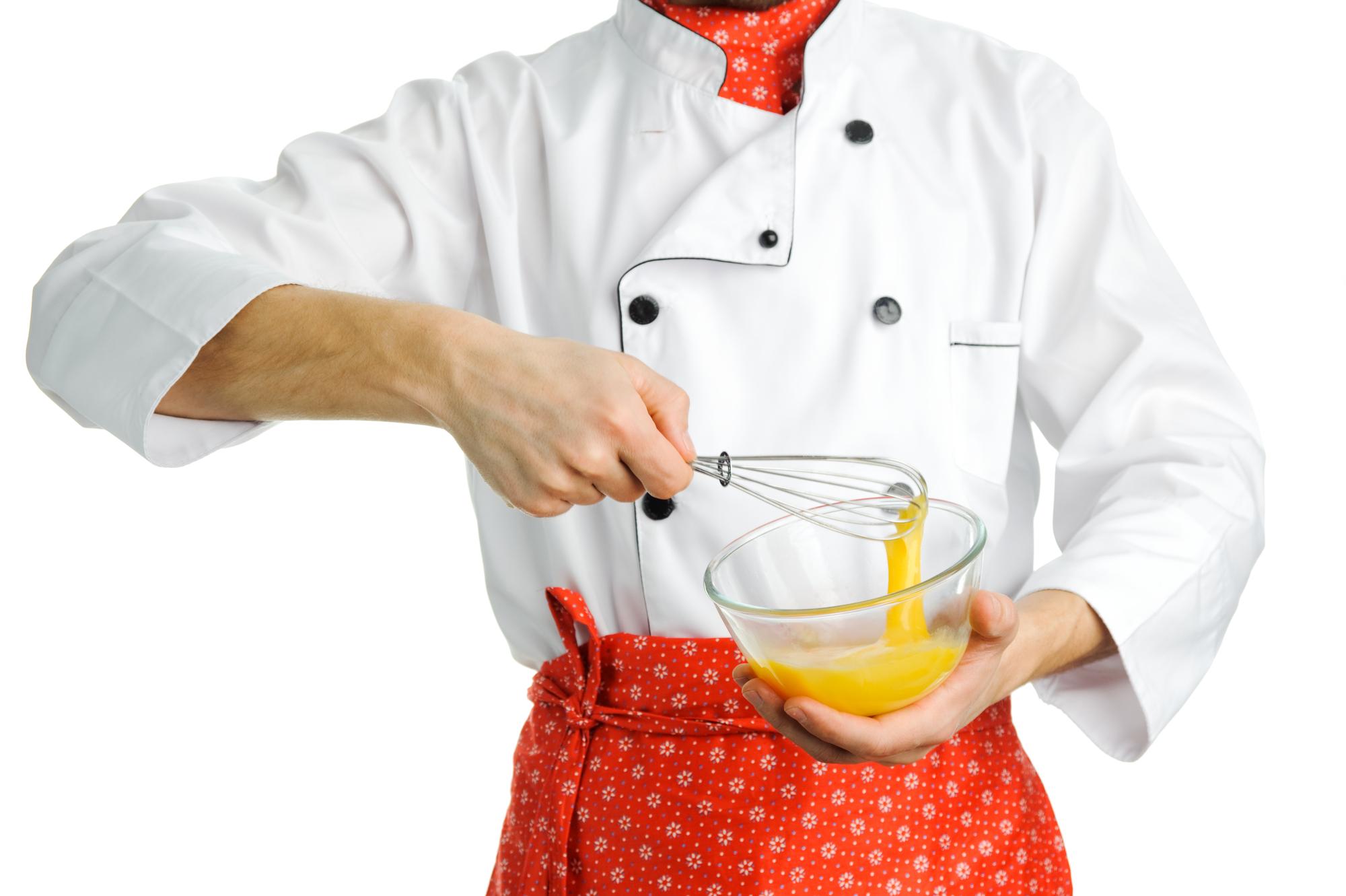 Dettaglio mani che rifiniscono salsa