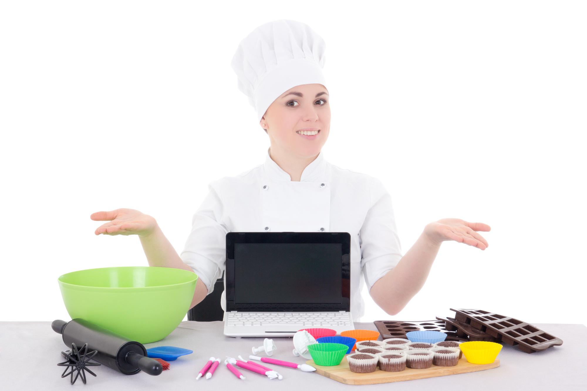 Chef digitale in cucina high-tech